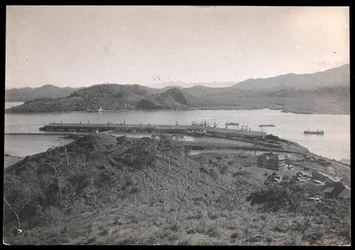 Vista de edificios y muelles en Balboa, Panamá, la entrada del Pacífico al canal